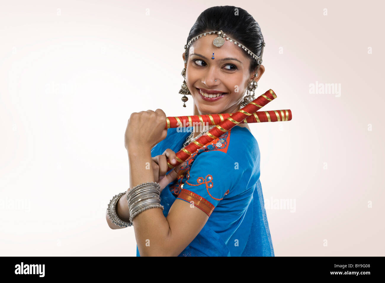 Gujarati woman performing dandiya Stock Photo - Alamy