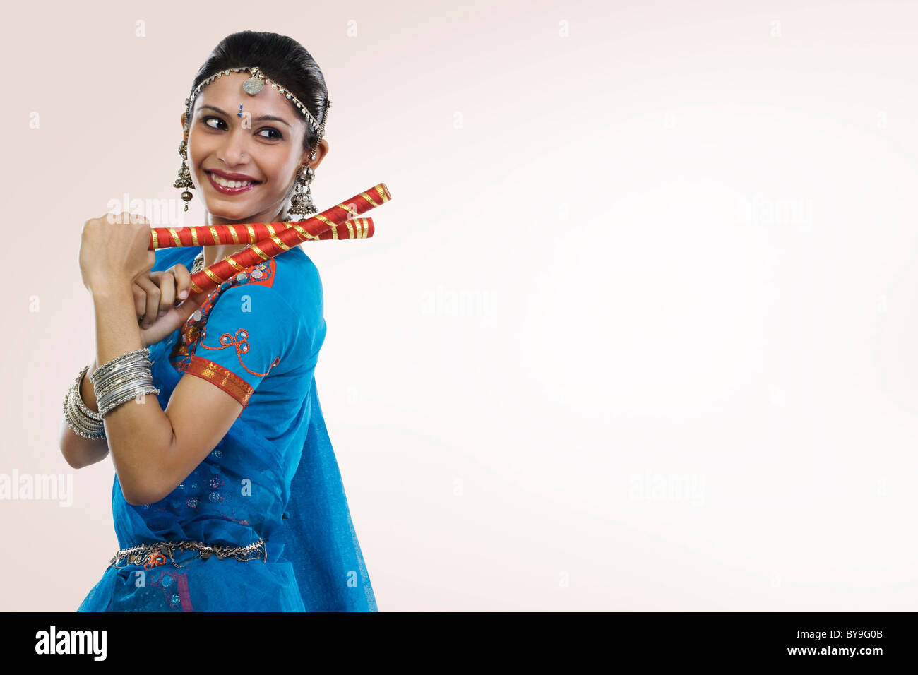Gujarati woman performing dandiya Stock Photo - Alamy