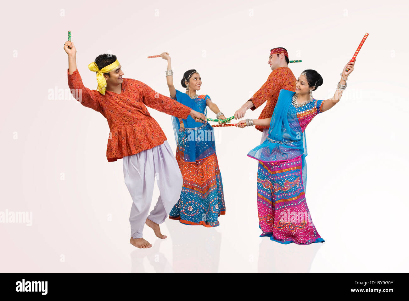 Gujarati couples performing dandiya Stock Photo - Alamy