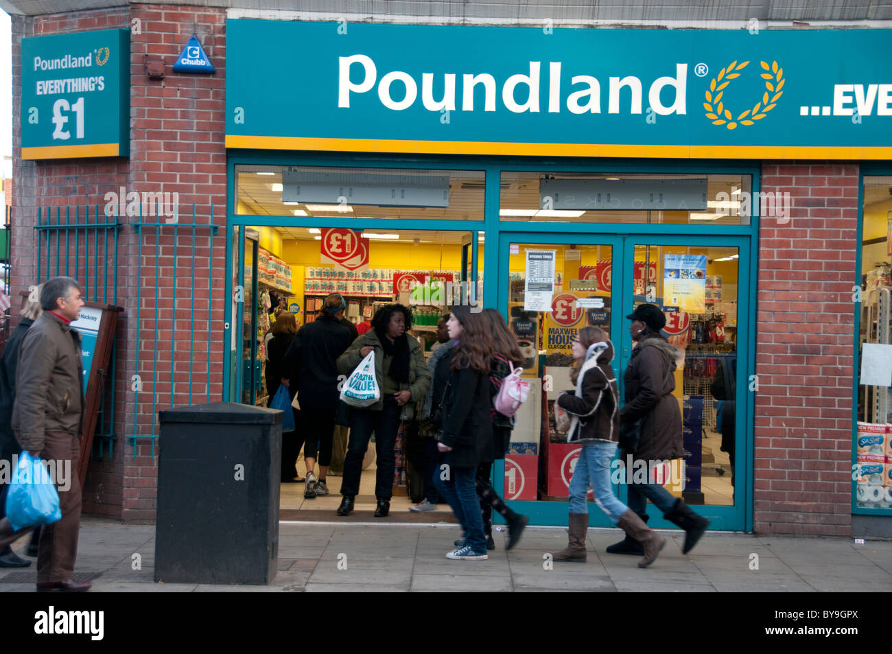 Hackney London. Poundland discount shop with shoppers on the pavement Stock Photo