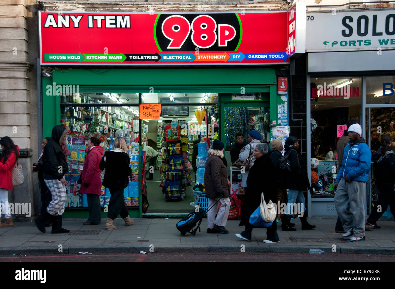 Hackney London. 98p discount shop with shoppers on the pavement Stock Photo