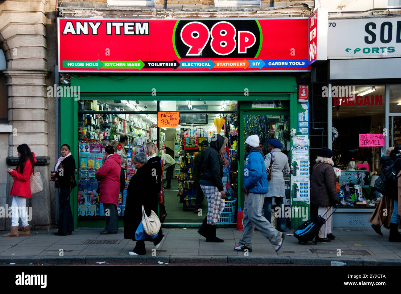 Hackney London. 98p discount shop with shoppers on the pavement Stock Photo