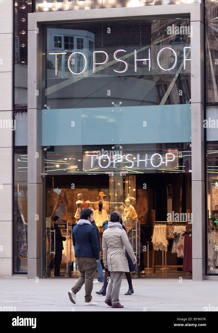 Topshop logo hi-res stock photography and images - Alamy