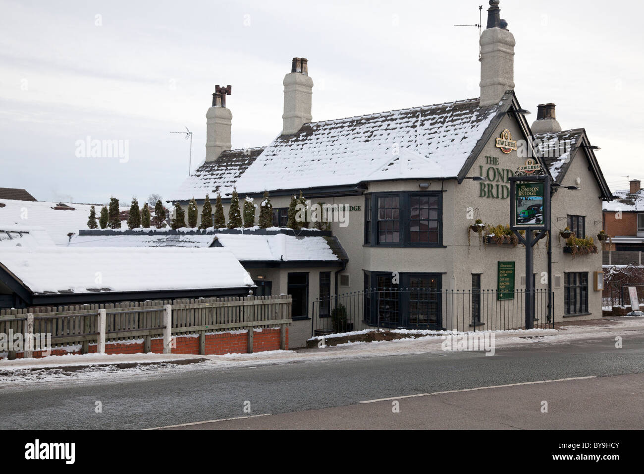 The London Bridge pub in the snow, Appleton, Cheshire Stock Photo