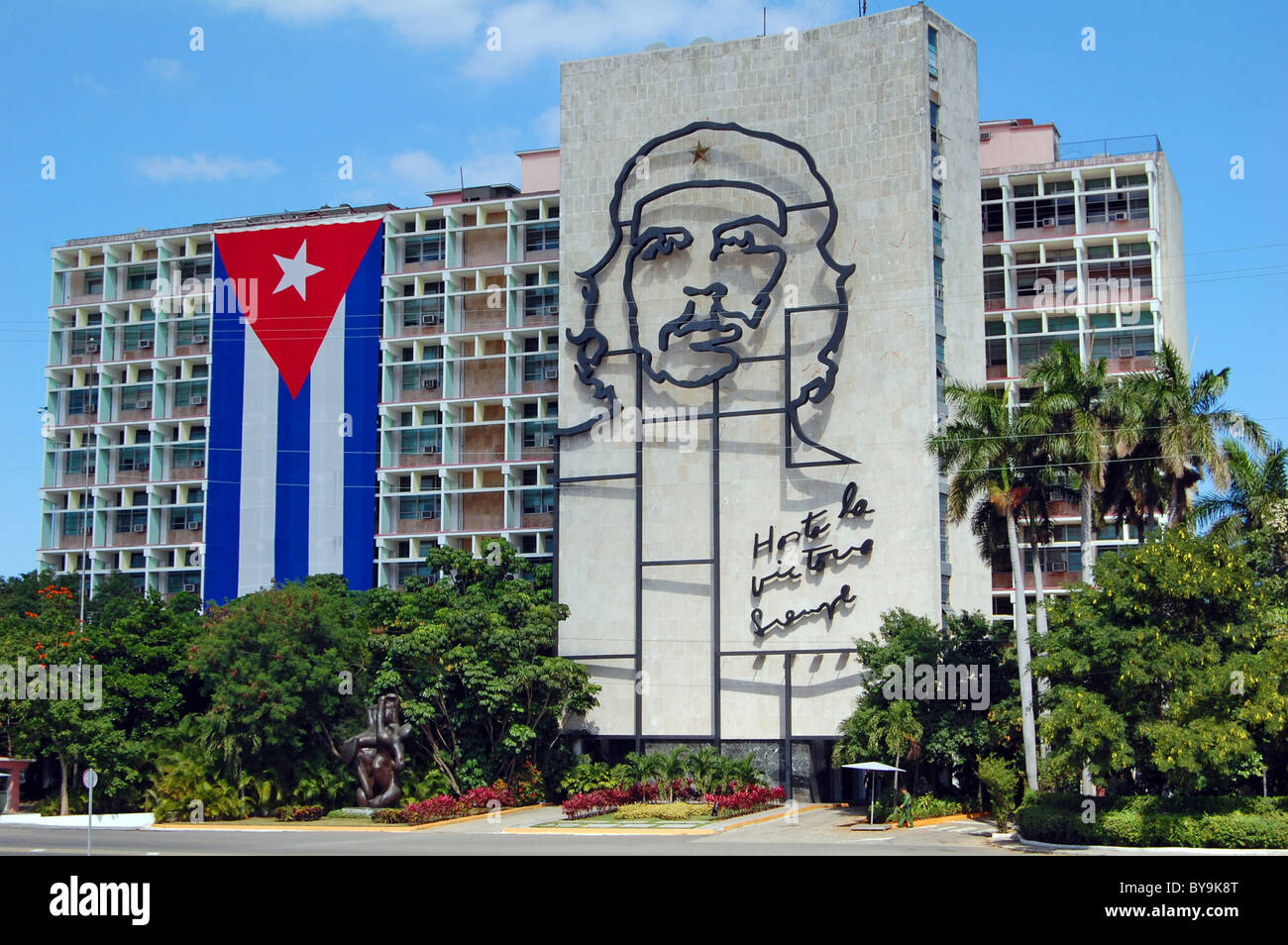 Cuban flag and sculpture of Che Guevara on facade of Ministry of Interior, Plaza de la Revolucion Stock Photo