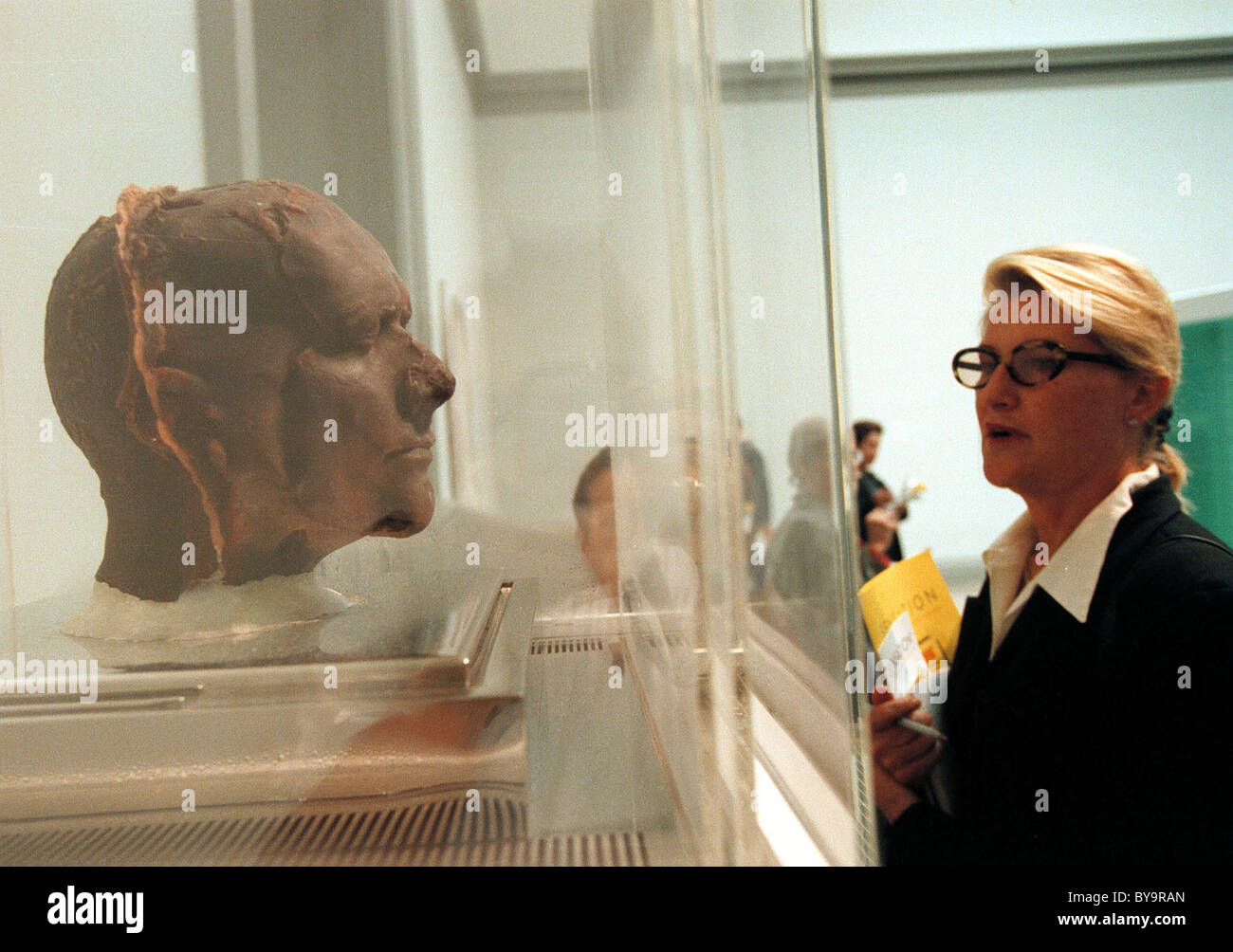 A visitor to the Brooklyn Museum Sensation show on September 30, 1999 views 'Self' by the artist Marc Quinn Stock Photo