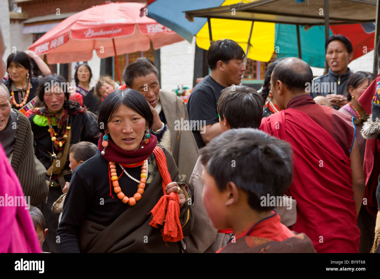 Tibetan nomadic pilgrims at Norbulingka or Jewel Park, Tagten Migyur Podrang, Lhasa, Tibet, China. JMH4717 Stock Photo