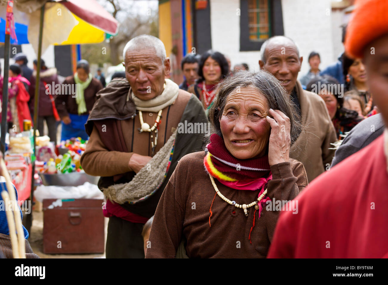 Tibetan nomadic pilgrims at Norbulingka or Jewel Park, Tagten Migyur Podrang, Lhasa, Tibet, China. JMH4718 Stock Photo