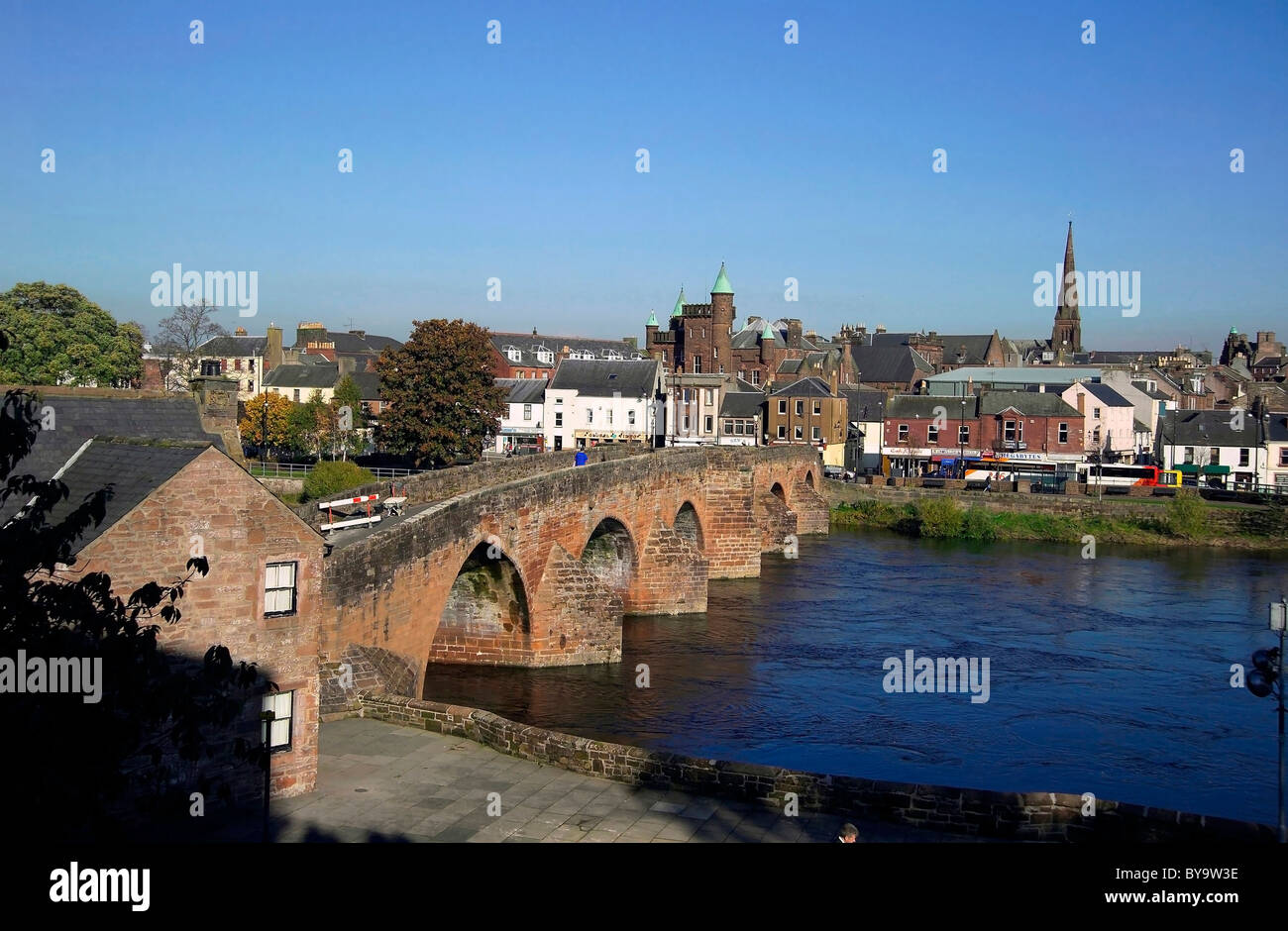 The Auld Brig and Dumfries Whitesands from west bank of River Nith Stock Photo