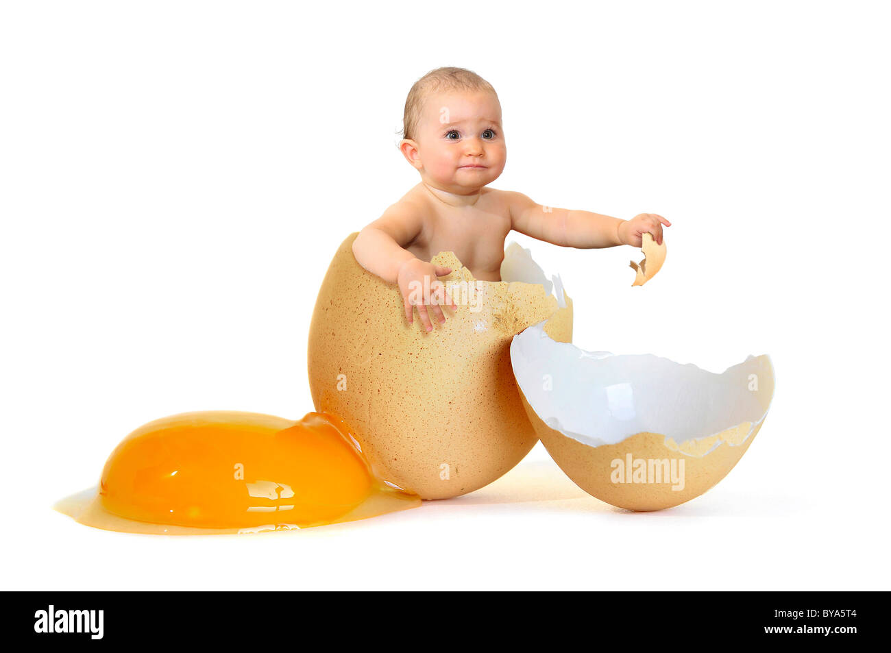 Большое яичко мальчик. Яйцо грудному младенцу. Яйцо с новорожденным.