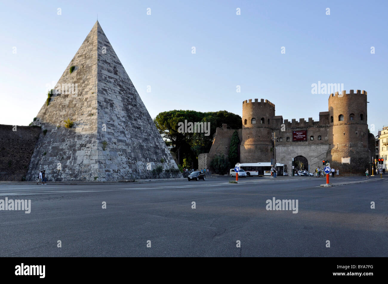 Cestius Pyramid, Porta San Paolo, Via Ostiense, Rome, Lazio, Italy, Europe Stock Photo