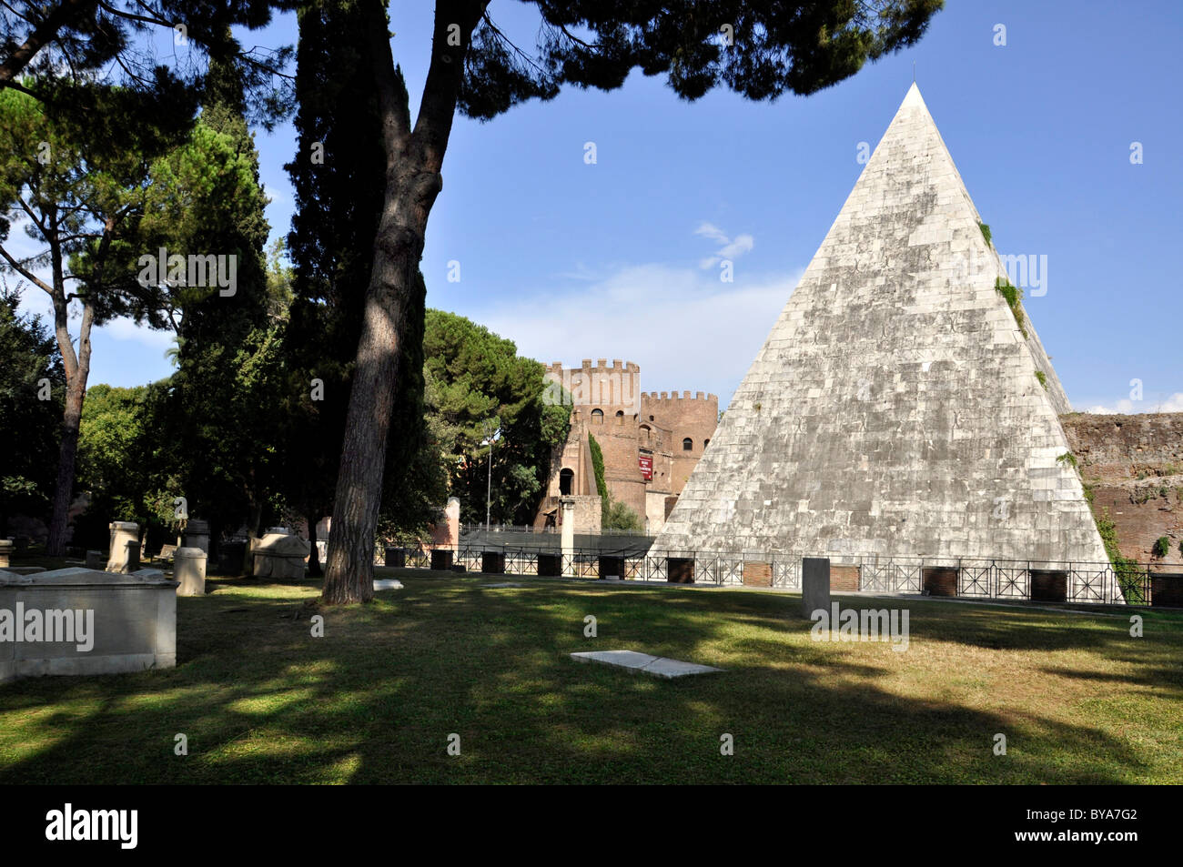 Cestius Pyramid, Cestio Campo Cemetery, Rome, Lazio, Italy, Europe Stock Photo