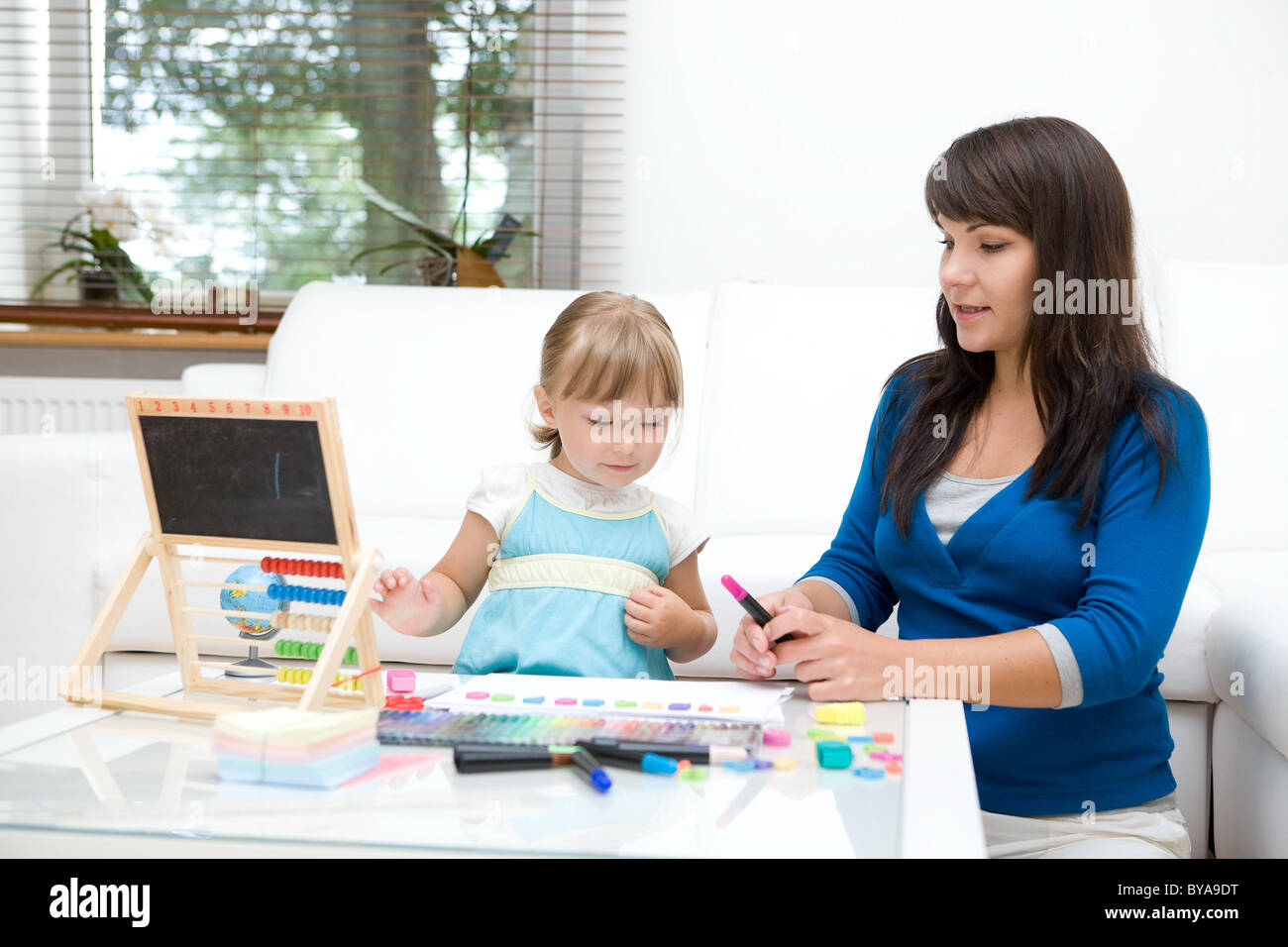 Парень помогает однокласснику с домашним заданием. Найти работу дочери. Найти работу дочери. Мама с дочкой студенткой. Дочь помогает отцуматерить фото.