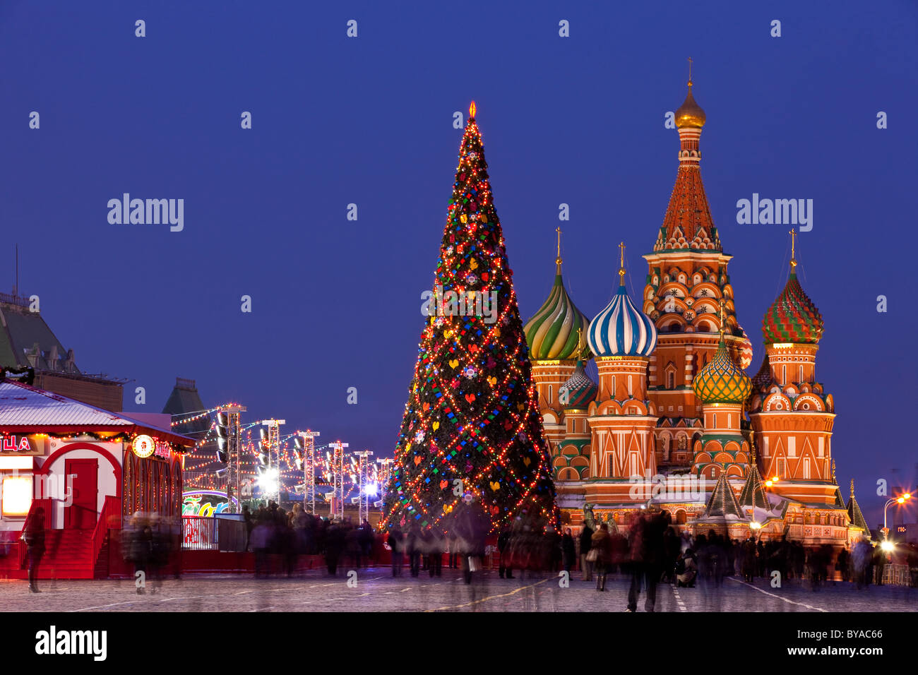 St Basil 2022 Christmas Bazaar Red Square, Saint Basil's Cathedral At Moscow During Christmas Stock Photo  - Alamy