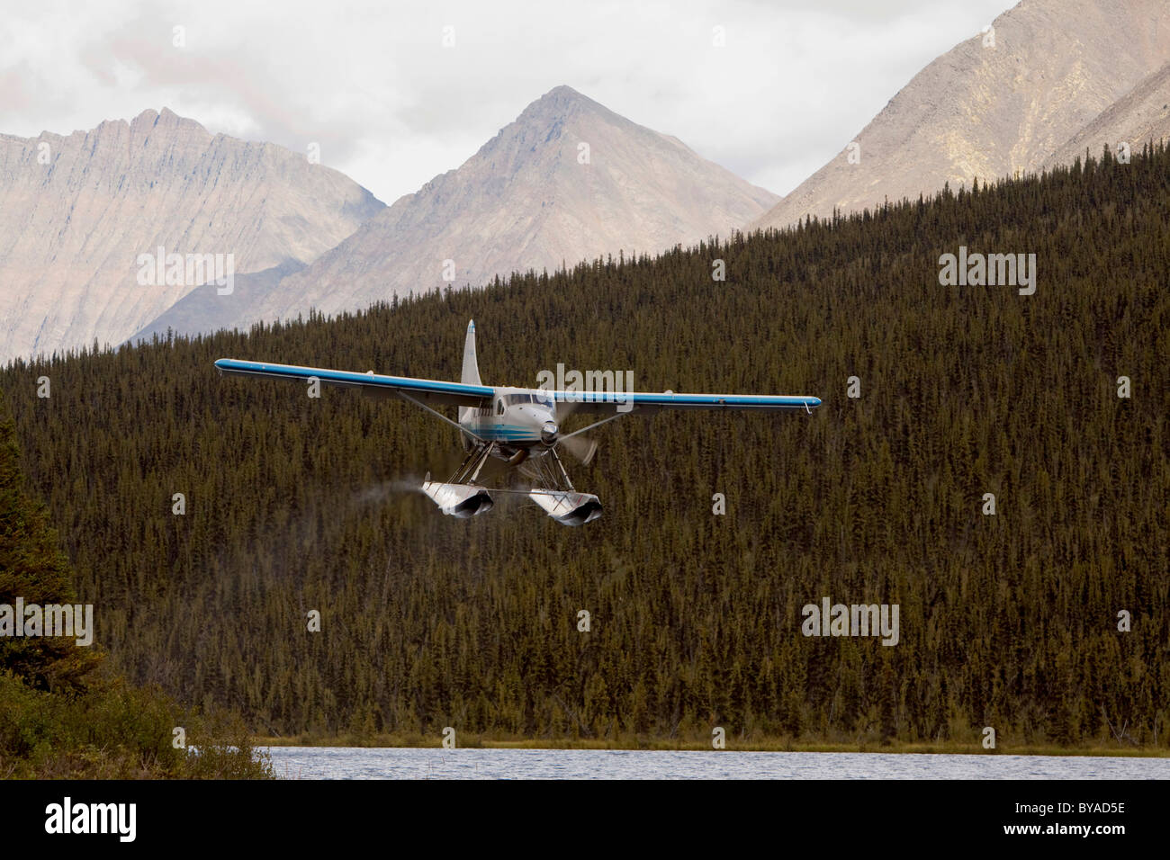 Bush plane, float plane de Havilland Canada DHC-3 Otter taking off from McClusky Lake, Wind River, Mackenzie Mountains Stock Photo