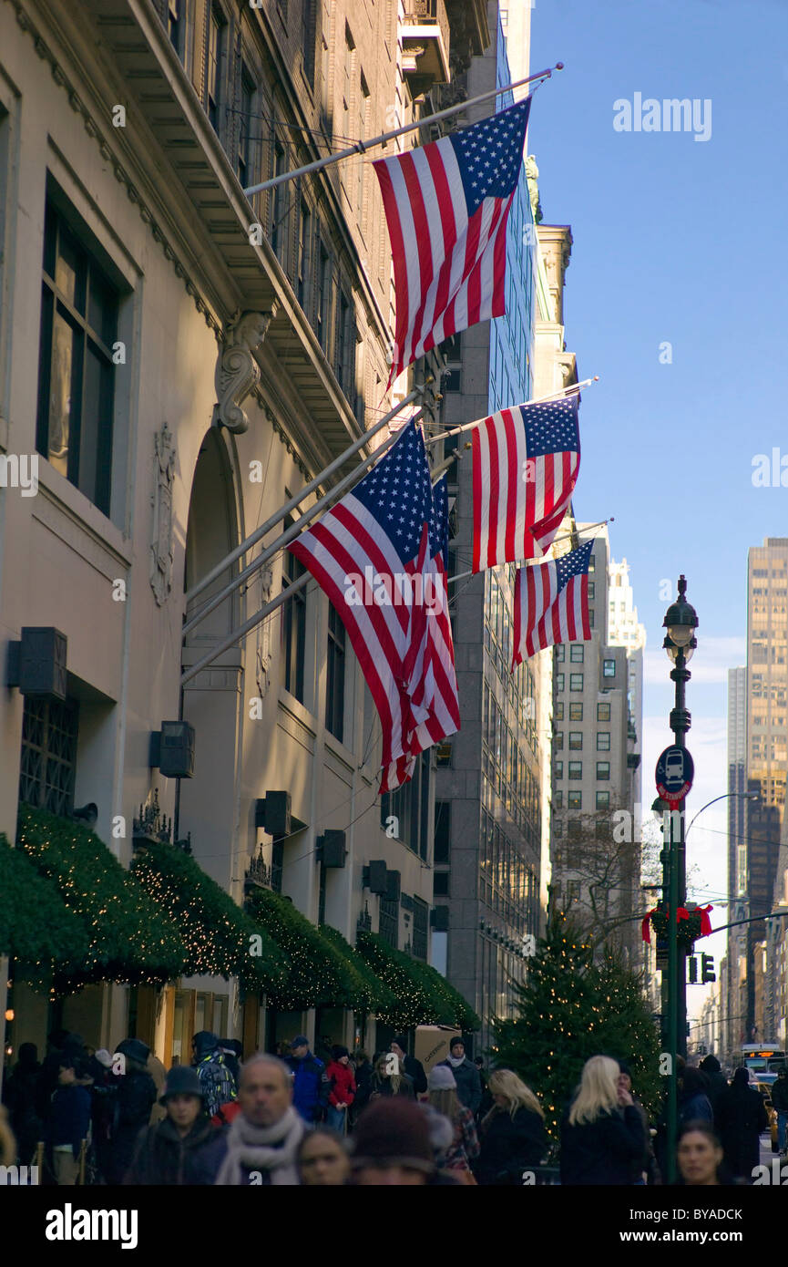 Crowds on 5th Avenue shopping for Christmas, flags of the United States, 5th Avenue, Manhattan, New York, USA Stock Photo