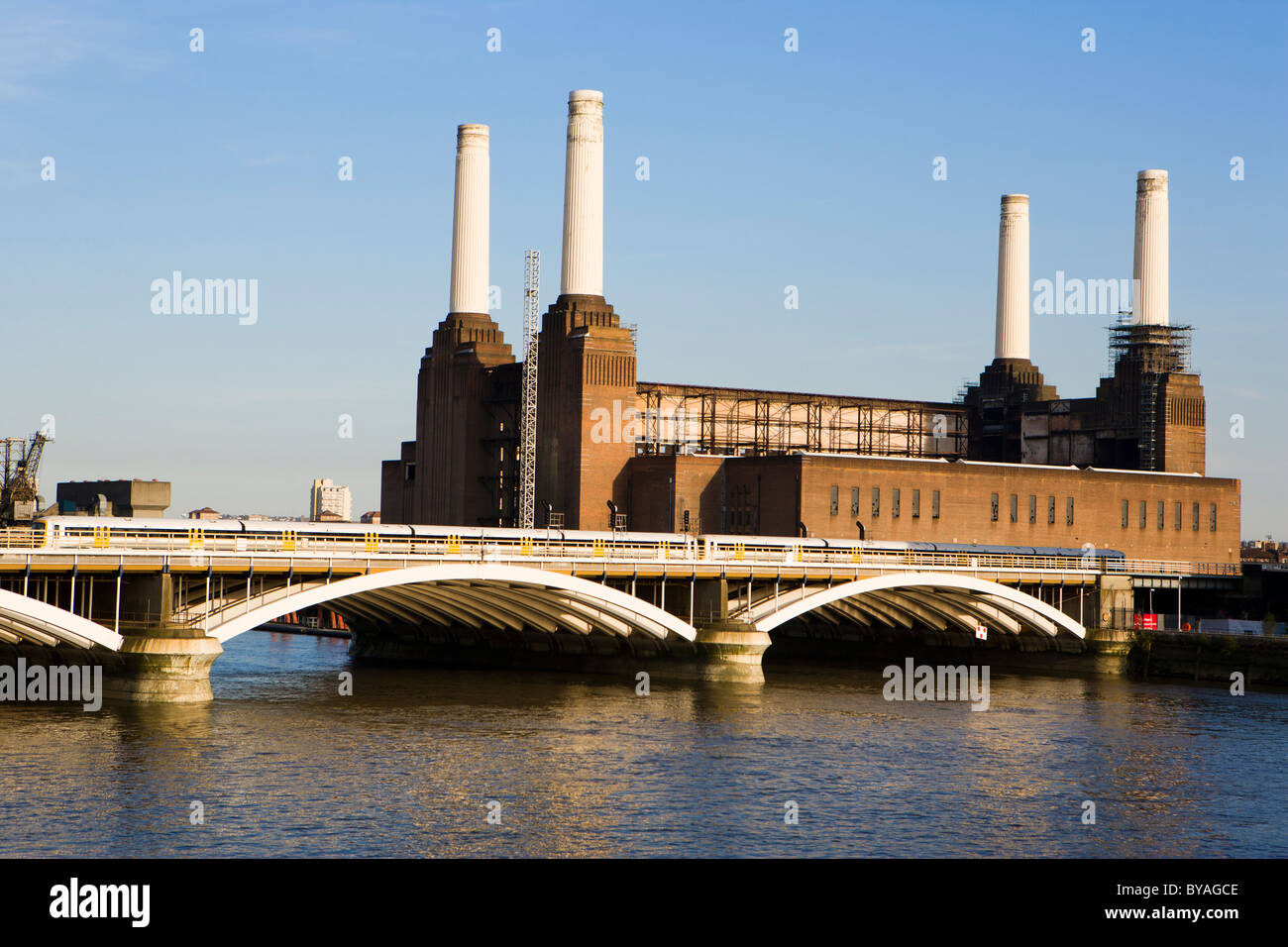 OLD BATTERSEA POWER STATION AND TRAIN ON RAILWAY BRIDGE Stock Photo