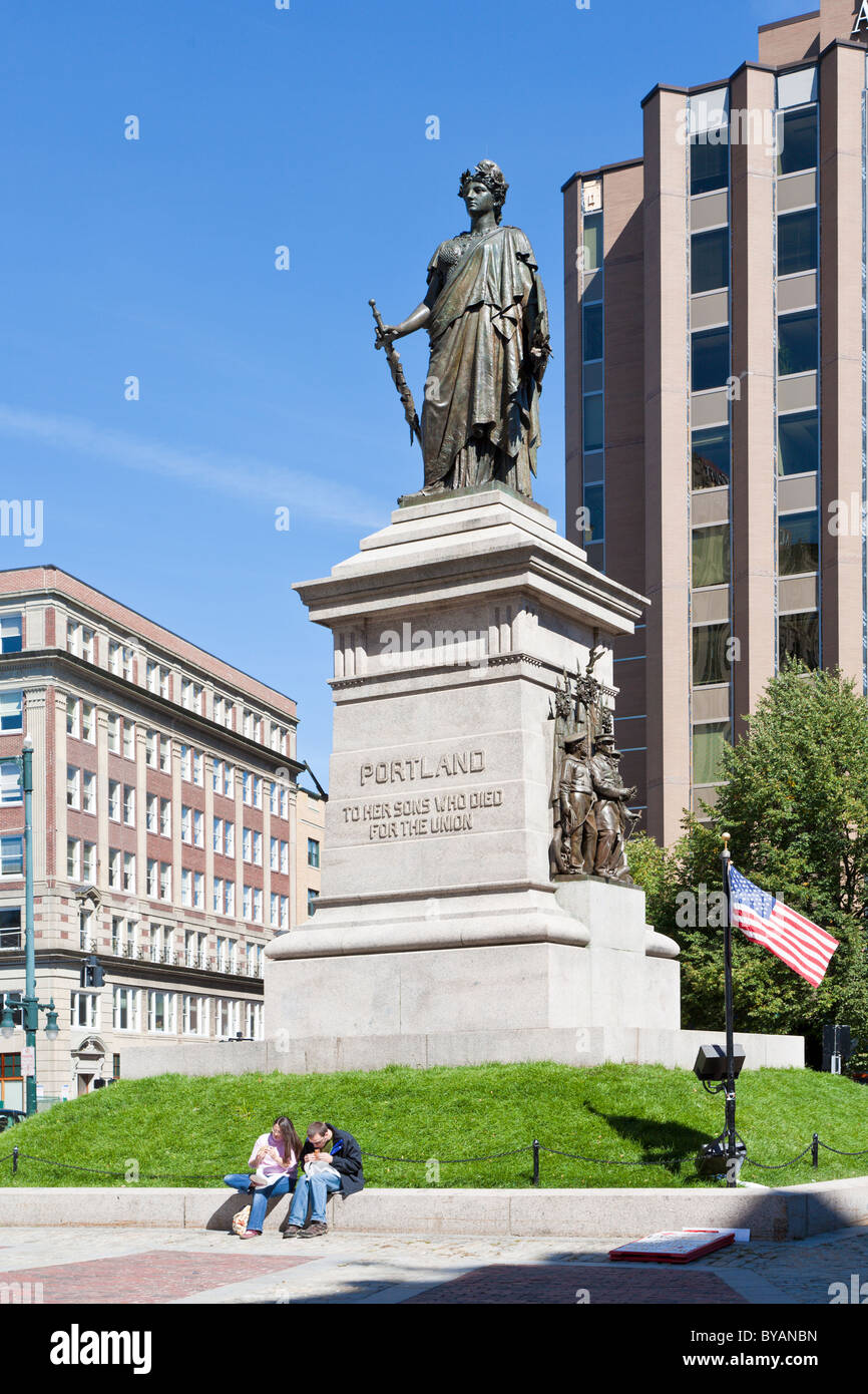 Couple eating lunch at base of the Civil War Monument in downtown Portland, Maine Stock Photo