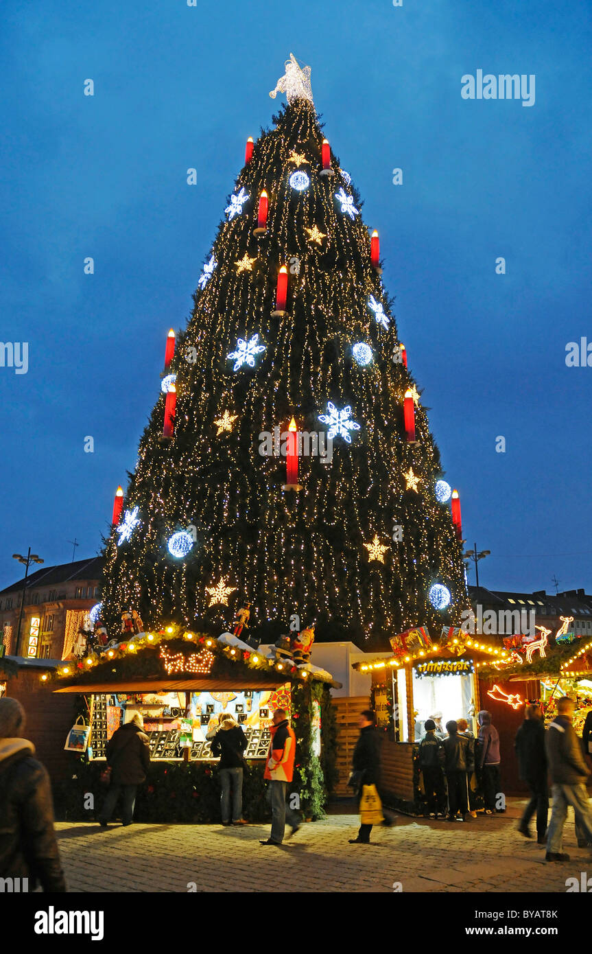 Christmas tree, market stands, Christmas market, Dortmund, Ruhr area, North Rhine-Westphalia 