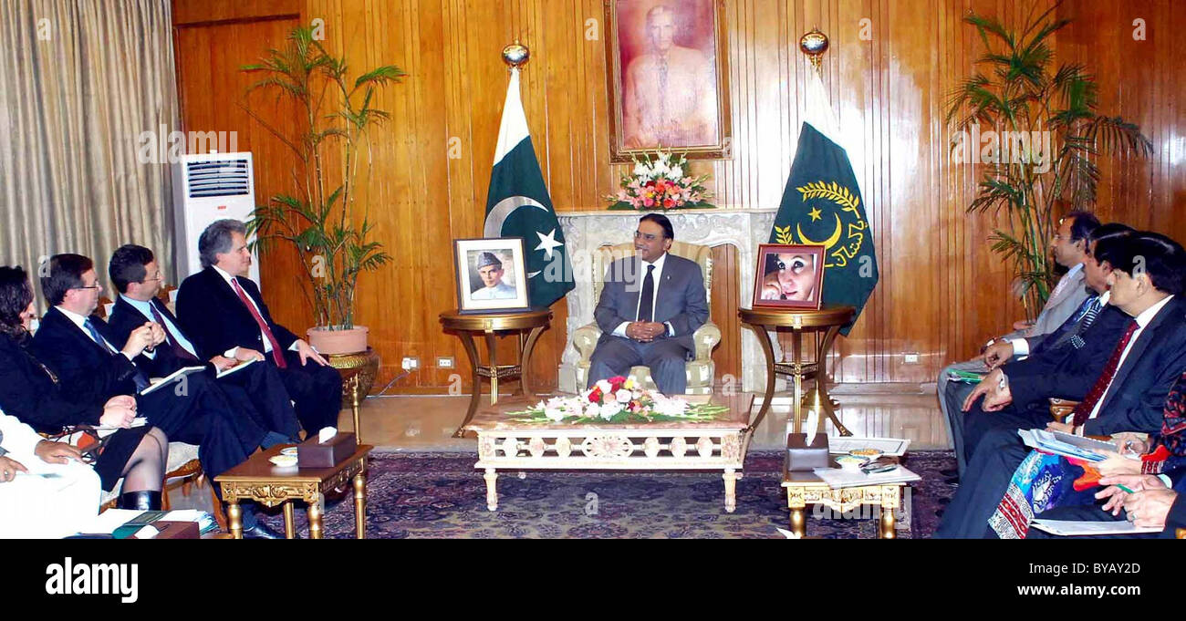 President, Asif Ali Zardari in meeting US President Senior Advisor, David Lipton at Aiwan-e-Sadr in Islamabad Stock Photo
