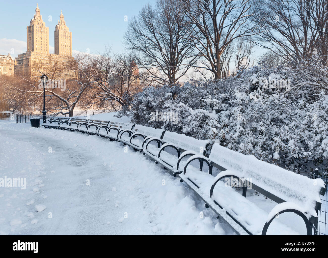 Central park in snow after a winter storm central park hi-res stock ...