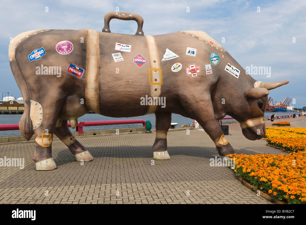 Celojosa govs, Travelling Cow, Cow Parade, Ostas ielas promenade, Spikeru piekraste, Ostas Street Promenade, port Stock Photo