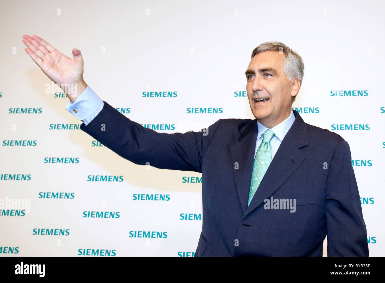 Peter Loescher, right, CEO of Siemens AG, during the press conference on financial statements on 11.11.2010 in Munich, Bavaria Stock Photo
