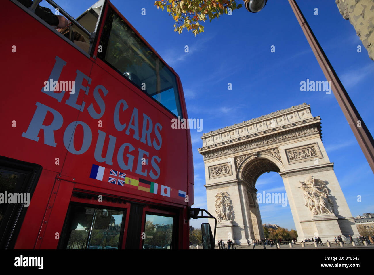 Double-decker tour bus approaching the Arc de Triomphe, Triumphal Arch, Place Charles de Gaulle Etoile, Paris, France, Europe Stock Photo