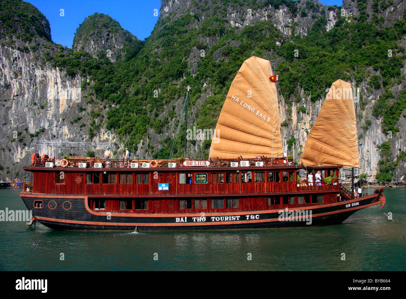 Vietnam tourist boat hi-res stock photography and images - Alamy