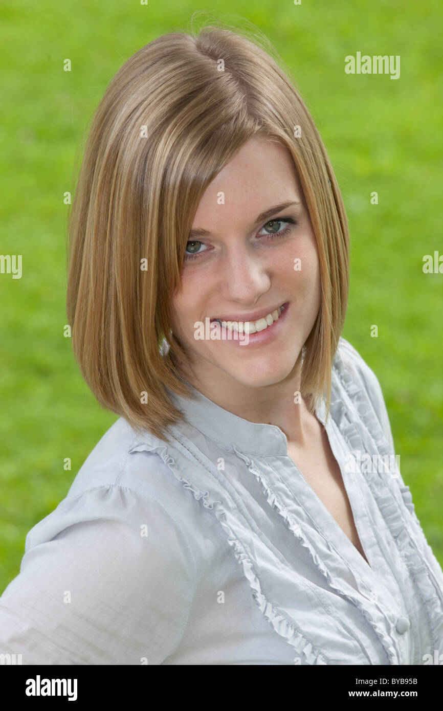 Portrait of a young woman smiling Stock Photo - Alamy