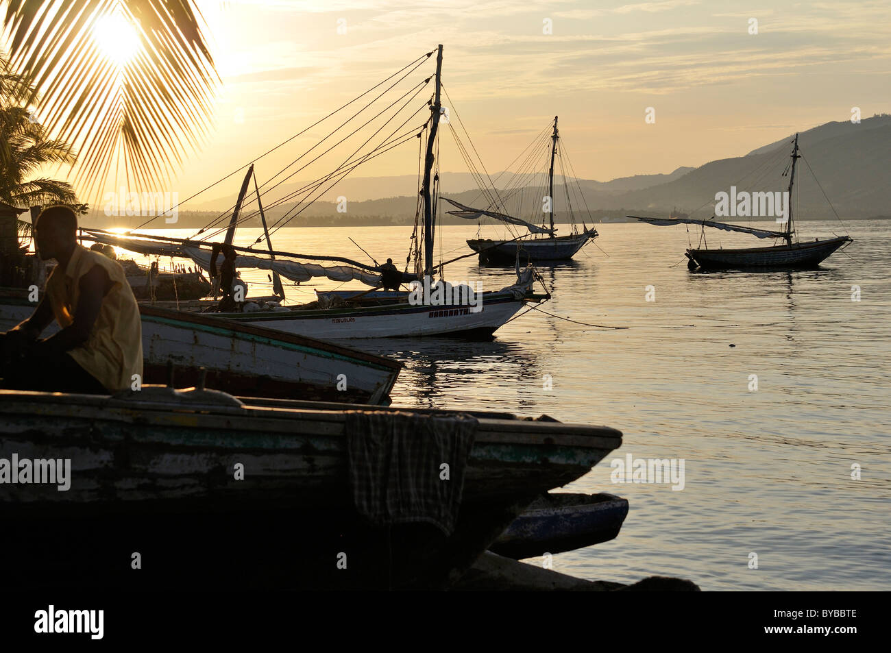 Fishing boats sea sunset hi-res stock photography and images - Alamy