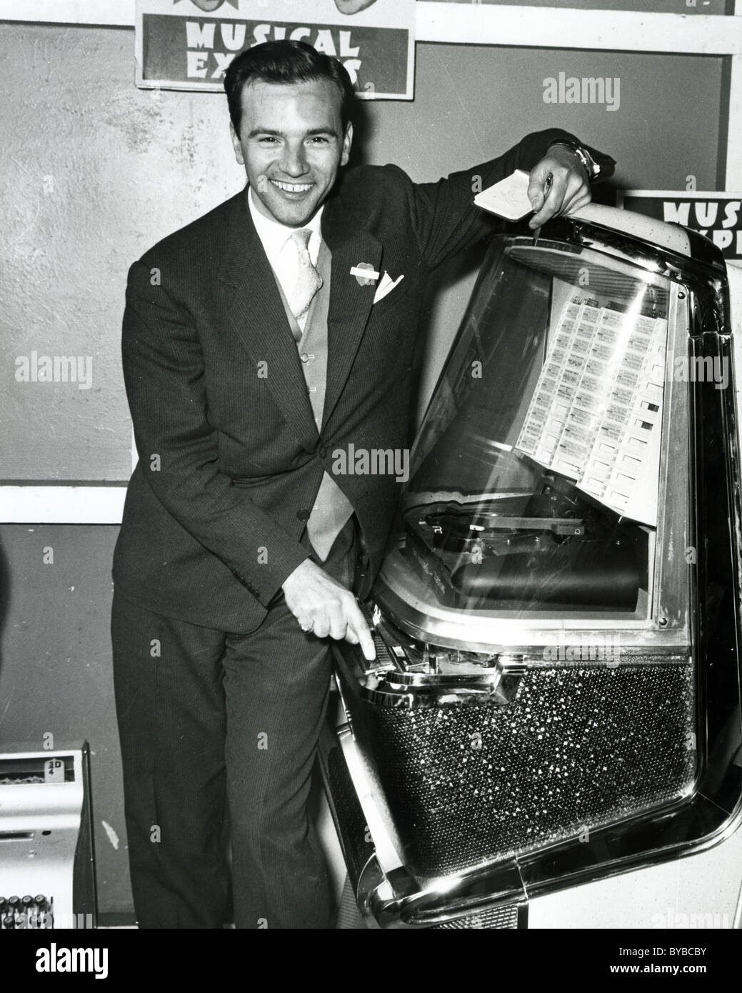 DENNIS LOTIS  UK pop singer in 1957. Photo Harry Hammond Stock Photo