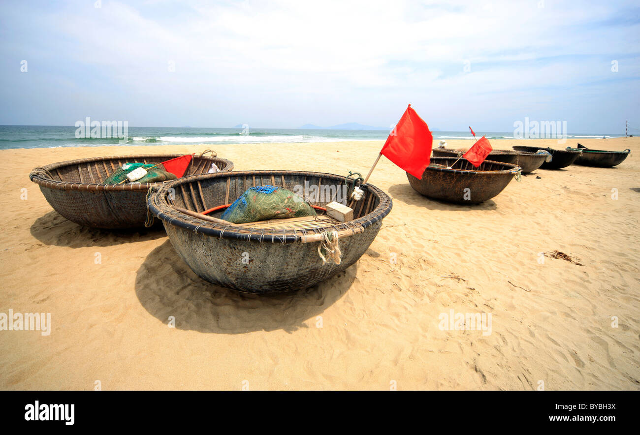 Traditional asian boats hi-res stock photography and images - Alamy