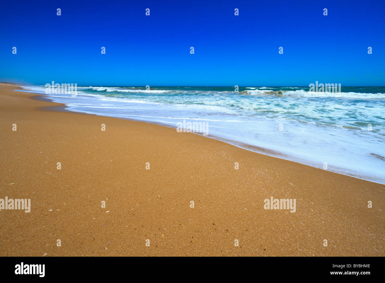 Empty sand beach ocean waves hi-res stock photography and images - Alamy