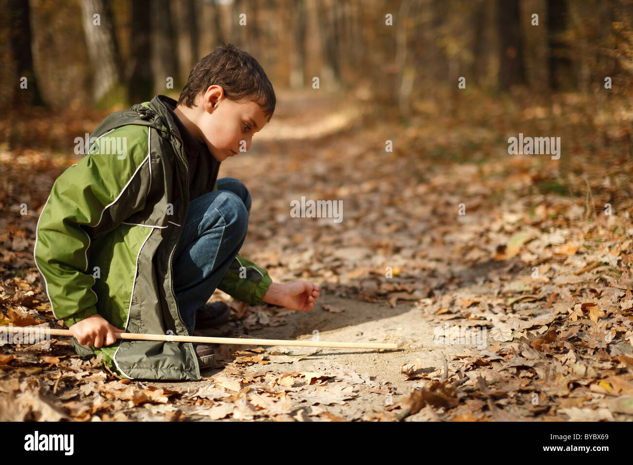 Маленький мальчик нашел ананас. Найти рисунки для мальчиков. Стишки дети в подвале играли. Мальчик с рогаткой. Дети ищут клад.