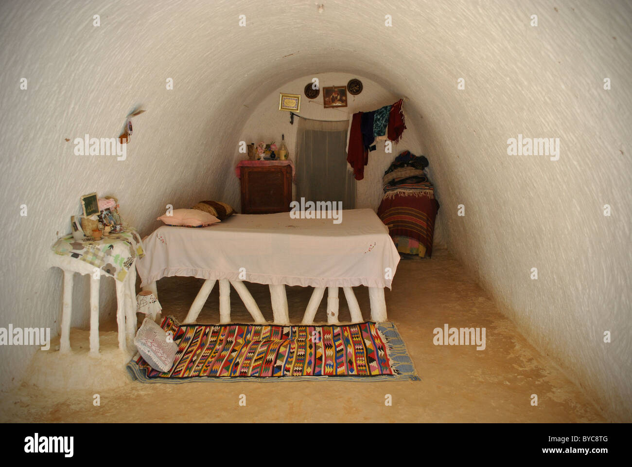 Underground troglodyte bedroom in a pit-dwelling near Matmata, Tunisia Stock Photo
