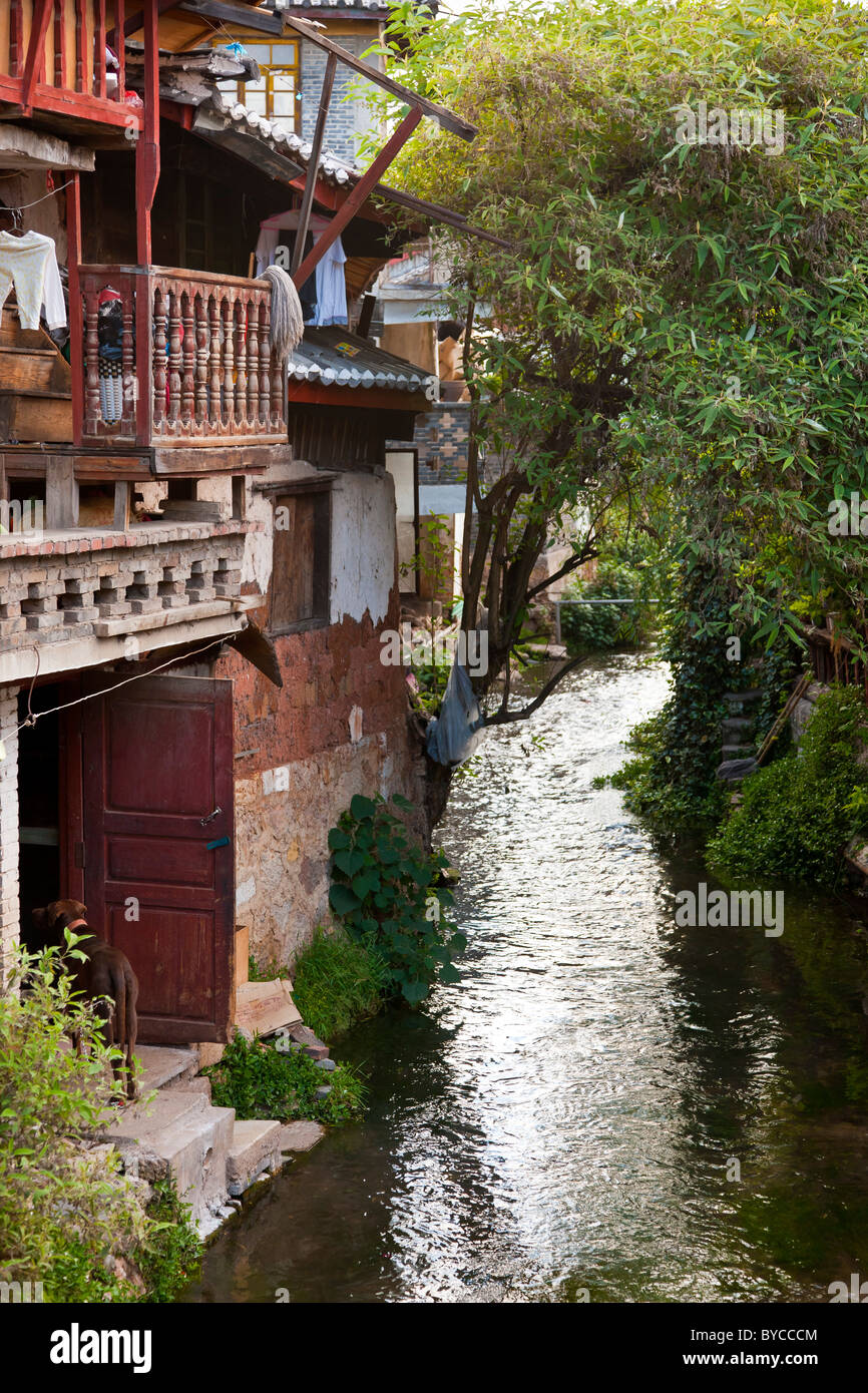 A quiet backwater of the ancient town of Lijiang, Yunnan Province, China. JMH4754 Stock Photo