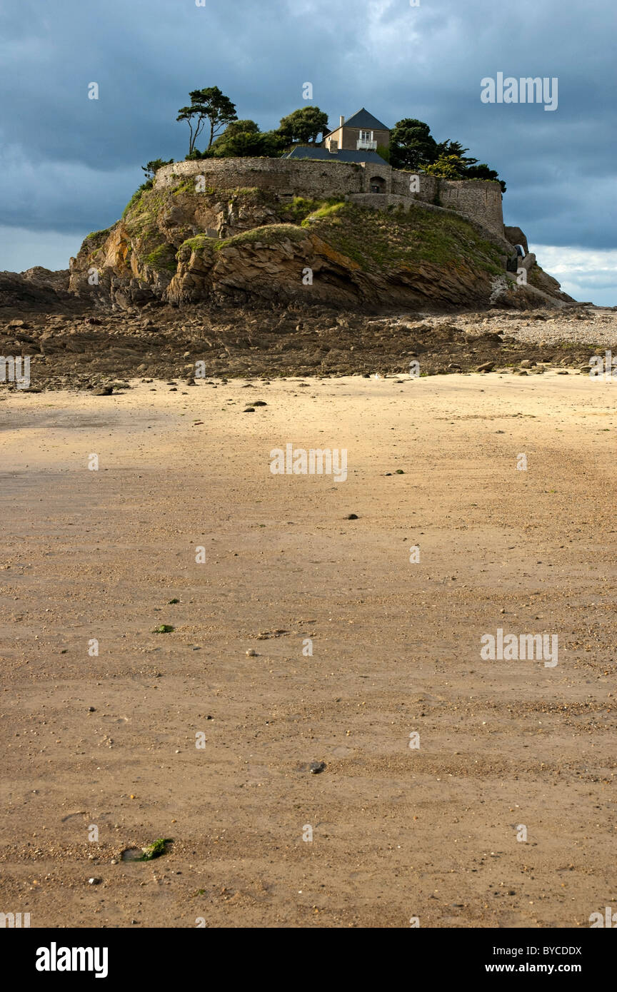 Anse Du Guesclin, an unusual house on a rock on the beach near St Coulomb, Ille-et-Vilaine, Brittany, France Stock Photo