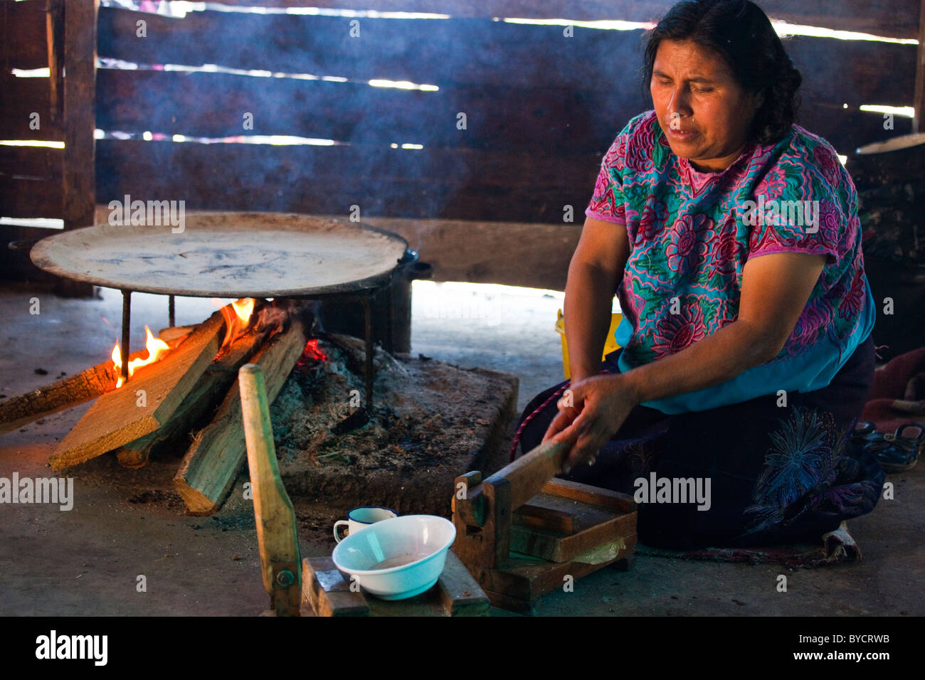 Pressing fresh tortilla, Zinacantán, Chiapas, Mexico, 10 km outside of San Cristobal de las Casas Stock Photo