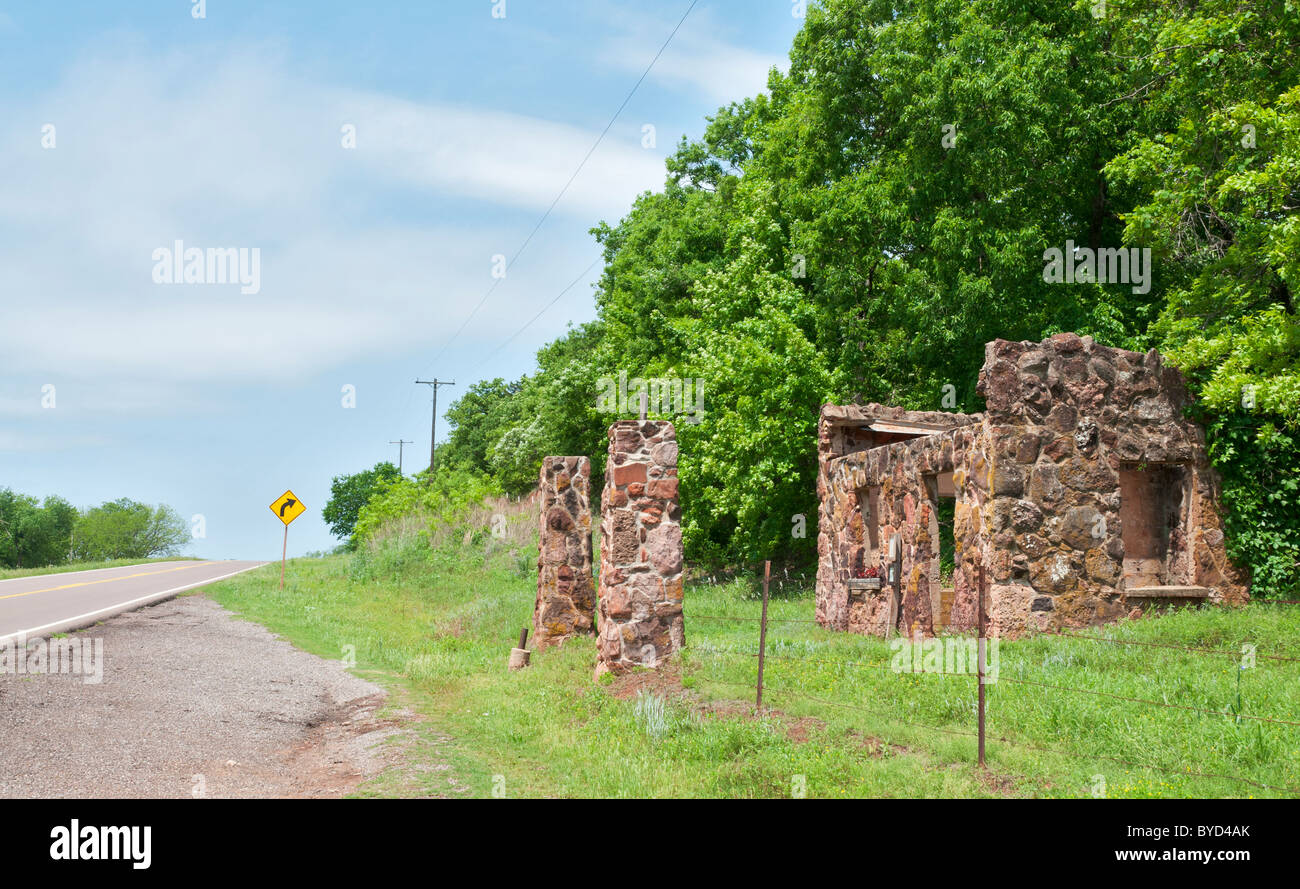 Ruins of gas filling station on Historic Route 66 near Arcadia, Oklahoma Stock Photo