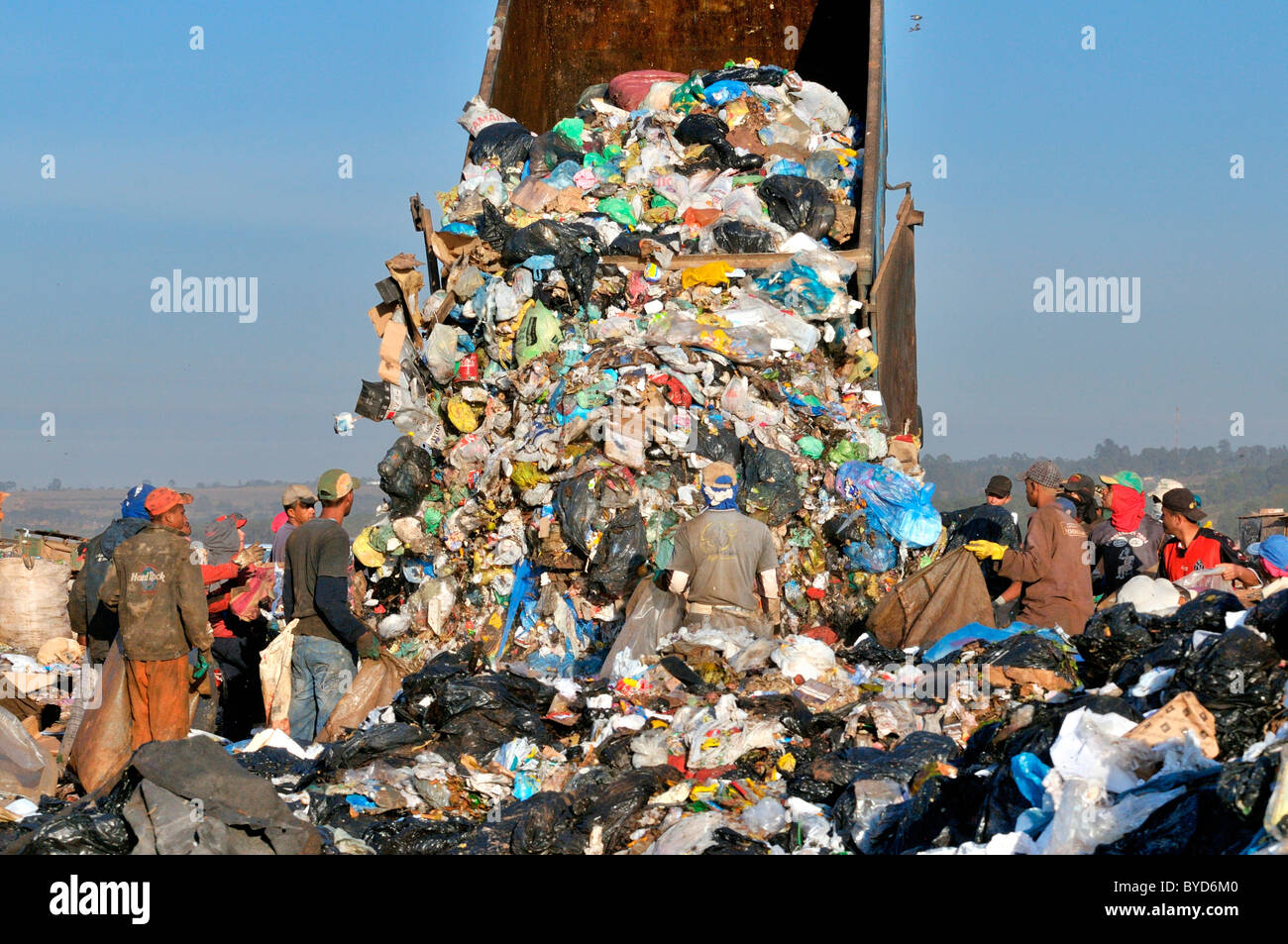 People waiting for a rubbish truck to rummage through its load for recyclables, Lixao dump in the satellite city of Estrutural Stock Photo
