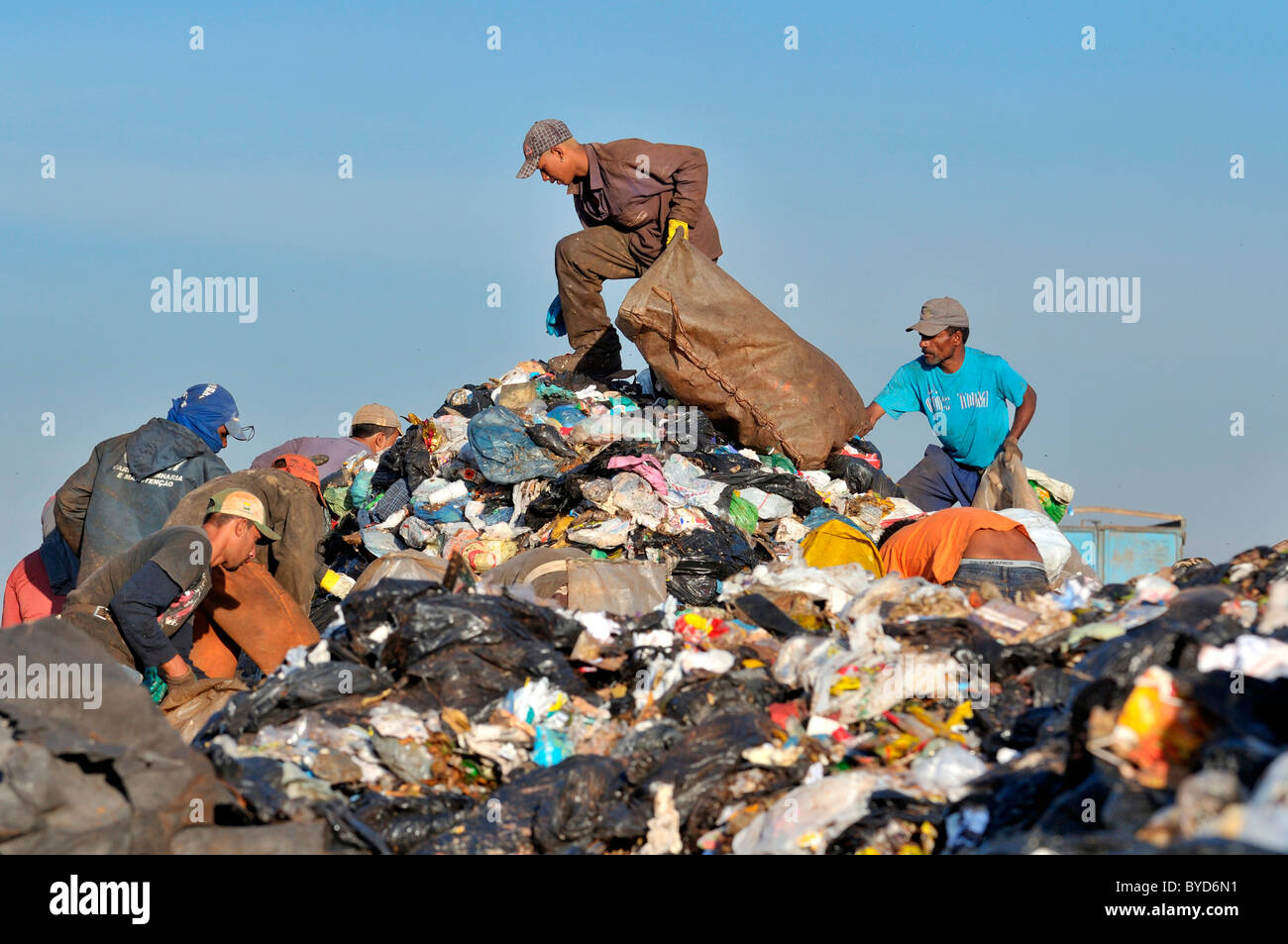People in search of recyclables at Lixao dump in the satellite city of Estrutural near Brasilia, Distrito Federal, Brazil Stock Photo