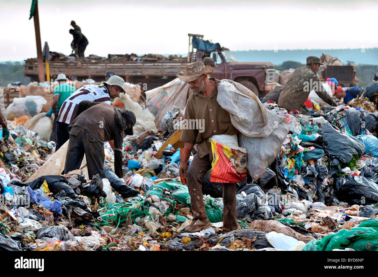 Elderly man searching for recyclables at Lixao dump in the satellite city of Estrutural near Brasilia, Distrito Federal, Brazil Stock Photo