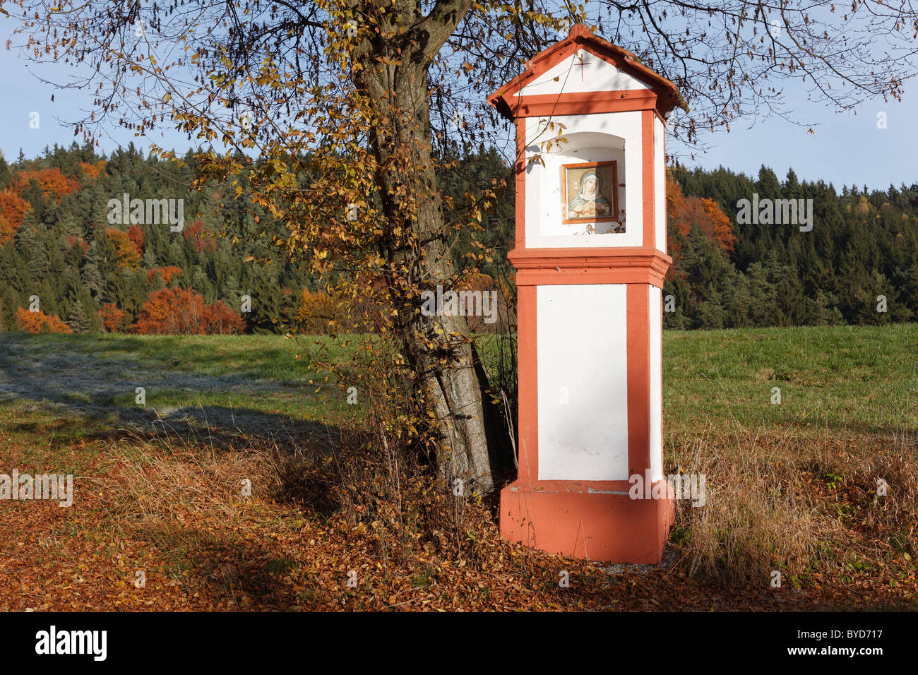 Roadside shrine in Schenkenbrunn, Bergern in the Dunkelsteinerwald area, Wachau, Mostviertel region, Lower Austria, Austria Stock Photo