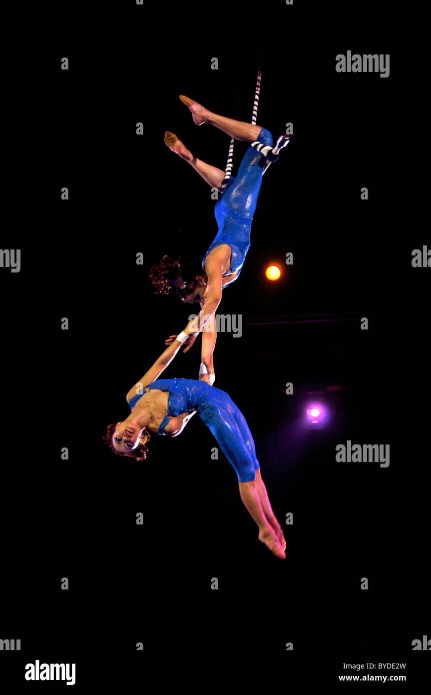 Trapeze artistry, Oyuntuya Shiilegsuren and Nandintsetseg Jiyandorj, Timulin Sisters, Circus Krone, Munich, Bavaria Stock Photo