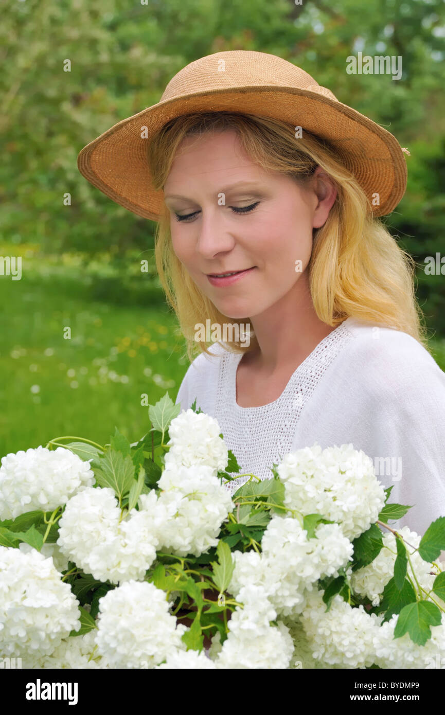 Young woman holding bouquet of flowers Stock Photo - Alamy