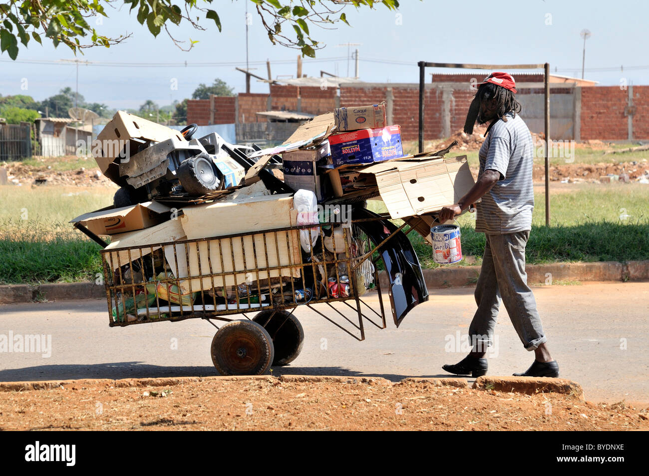 Garbage collectors in Ceilandia, satellite town of Brasilia, Distrito Federal, Brazil, South America Stock Photo