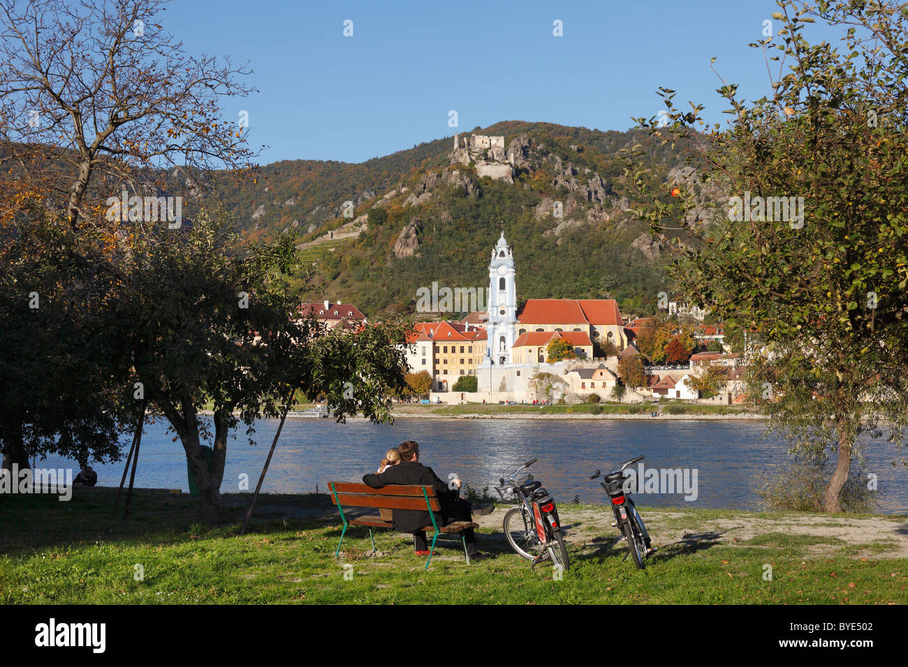 Couple on a bench on the Danube bank in Rossatzbach, Duernstein, Wachau, Waldviertel, Lower Austria, Austria, Europe Stock Photo