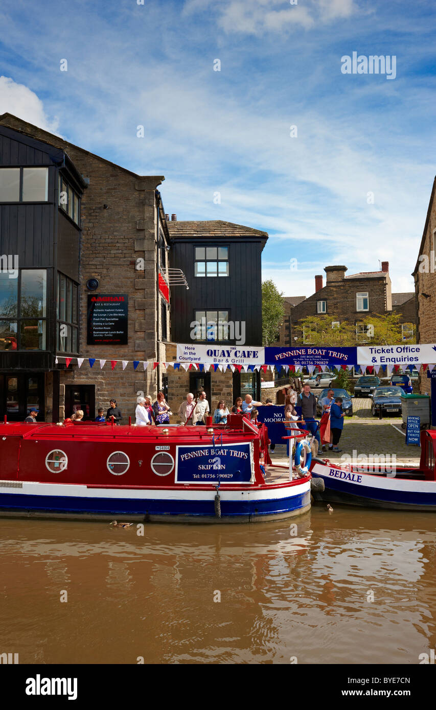 Skipton, North Yorkshire. Queuing for a trip on a narrow boat on the Leeds Liverpool Canal, summer. Stock Photo