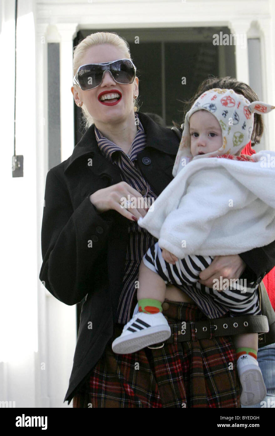 Gwen Stefani leaving home with baby Kingston London, England - 25.01.06 Stock Photo